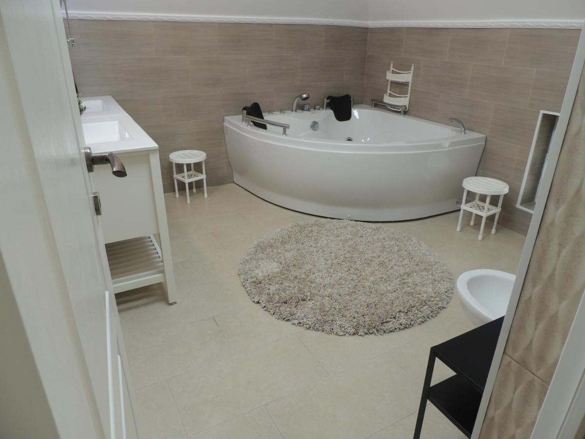 Blue Sky House Hotel Балотещи Екстериор снимка
